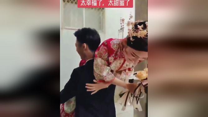 贵州纳雍一辆救护车因路面结冰被困 市民:定亲路上遇到 众人合力推车